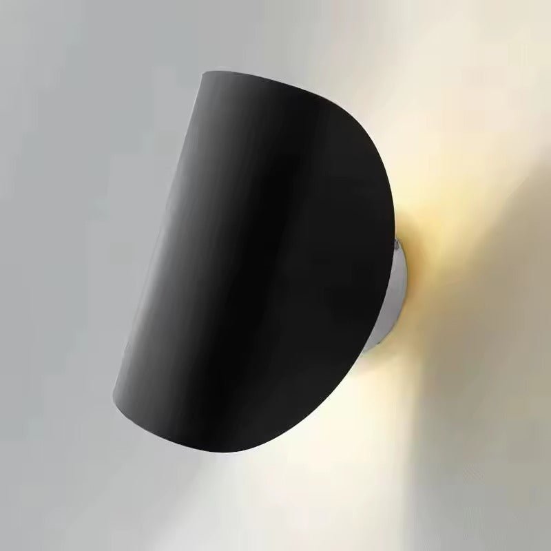 Modern Wall Sconce – Elegance and Refinement
