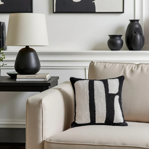 وسادة زخرفية بنمط زيبرا – لمسة برية وأنيقة