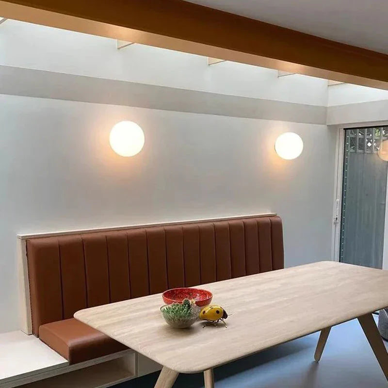 丸型ウォールランプ - ピュアでモダンな輝き