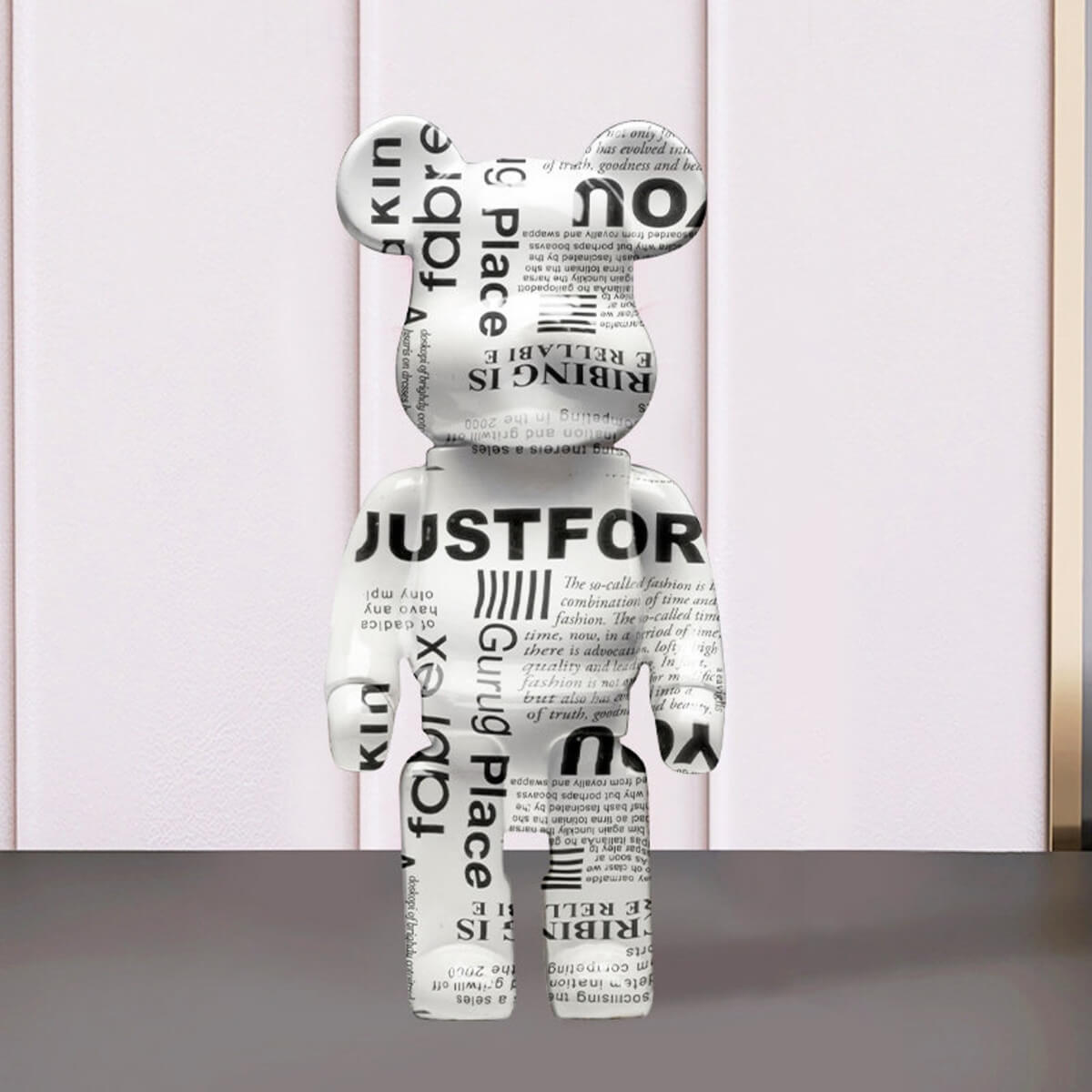 منحوتات زخرفية على الجدران - ألوان زاهية وروح حضرية