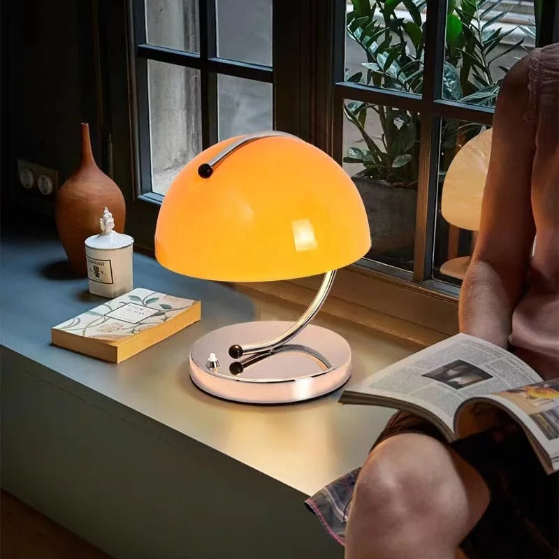 Skrivbordslampa i skandinavisk stil i glas – elegans och modernitet 