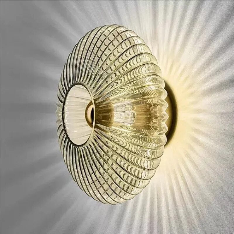 Wandleuchte aus gewelltem Glas – Eleganz und sanftes Licht 