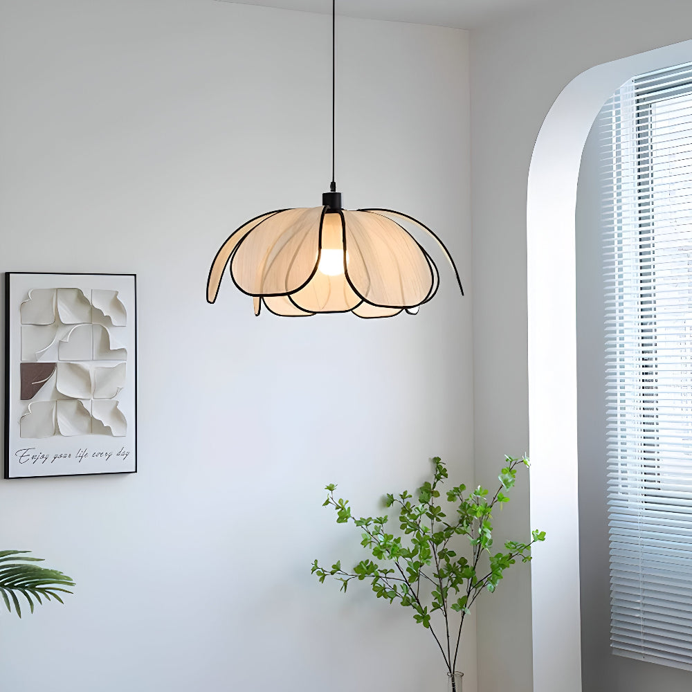 Elegantná závesná lampa z prírodného prútia - prírodná dekorácia a harmonické osvetlenie