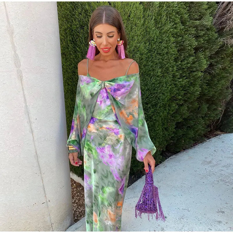 Ginette | Hosszú Elegáns Ruha – Színes Nyomat És Vállak Kitéve 