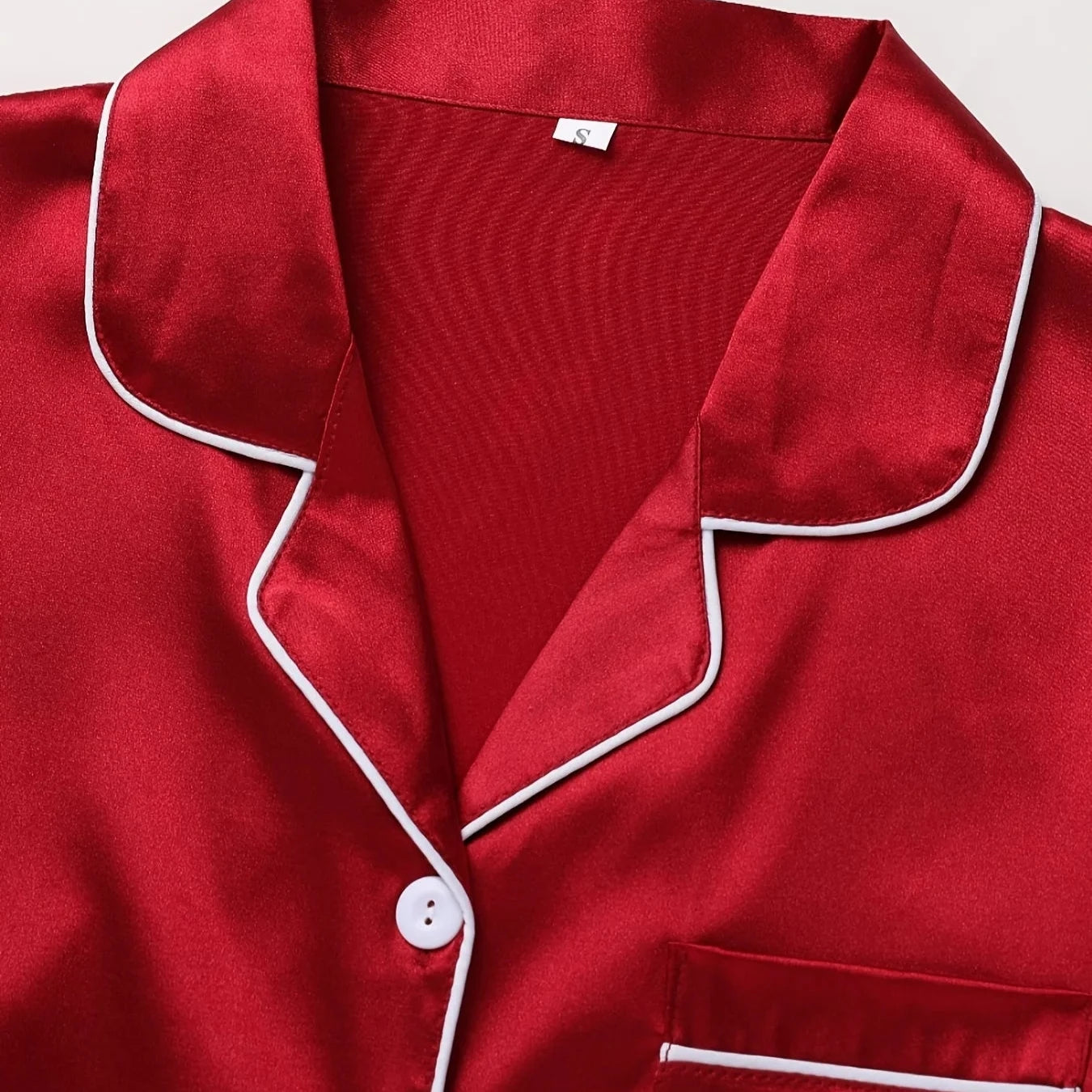 סנדרה | פיג'מה מבריקה – אלגנטיות לילית ומגע עדין 