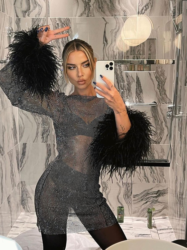 イブニングドレス – 輝きと女性らしさのスタイル 