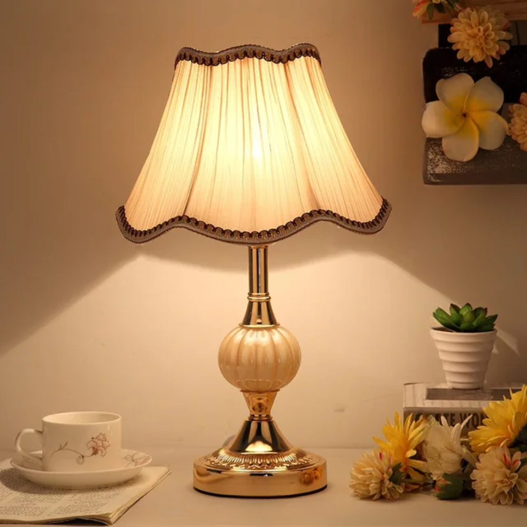 Dekoratívna stolná lampa – vintage štýl a nadčasová elegancia 