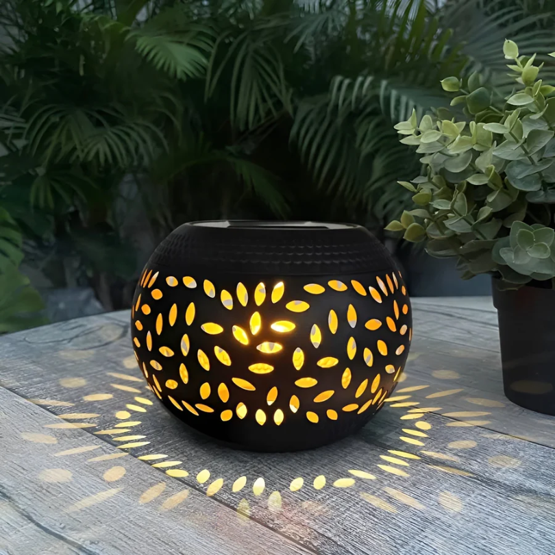 Solárna záhradná lampa so svetelným efektom