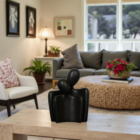 Skulptur Paar Umarmt – Künstlerische Und Emotionale Ausstrahlung 