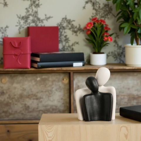 Skulptur Paar Umarmt – Künstlerische Und Emotionale Ausstrahlung 