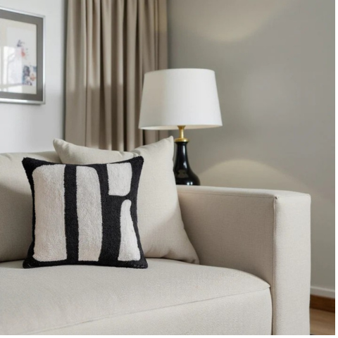 وسادة زخرفية بنمط زيبرا – لمسة برية وأنيقة 