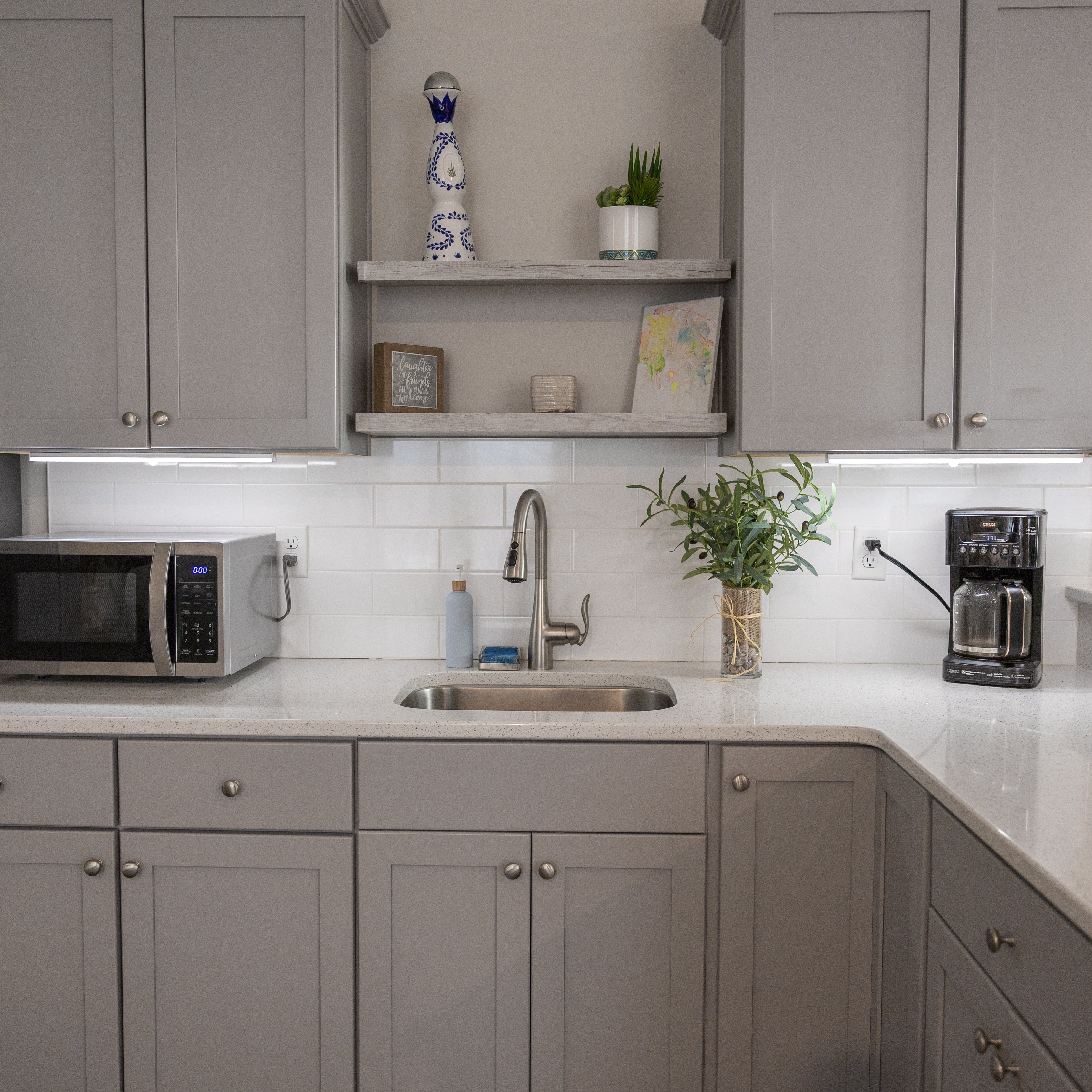 LED lišta pod nábytek – Bezdrátové osvětlení a snadná instalace 