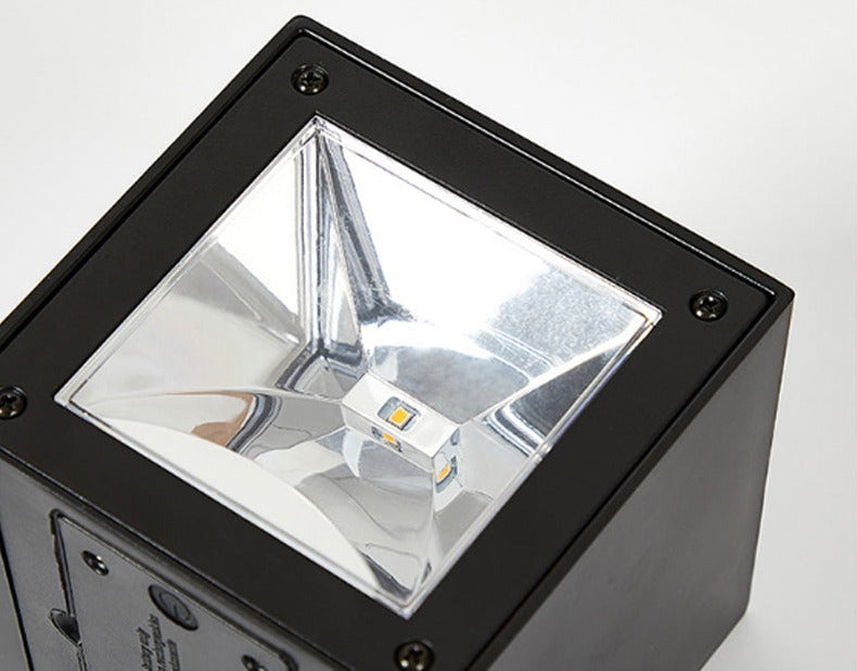 مصباح حائط شمسي خارجي يعمل بالطاقة الشمسية IP65 - إضاءة متينة وصديقة للبيئة