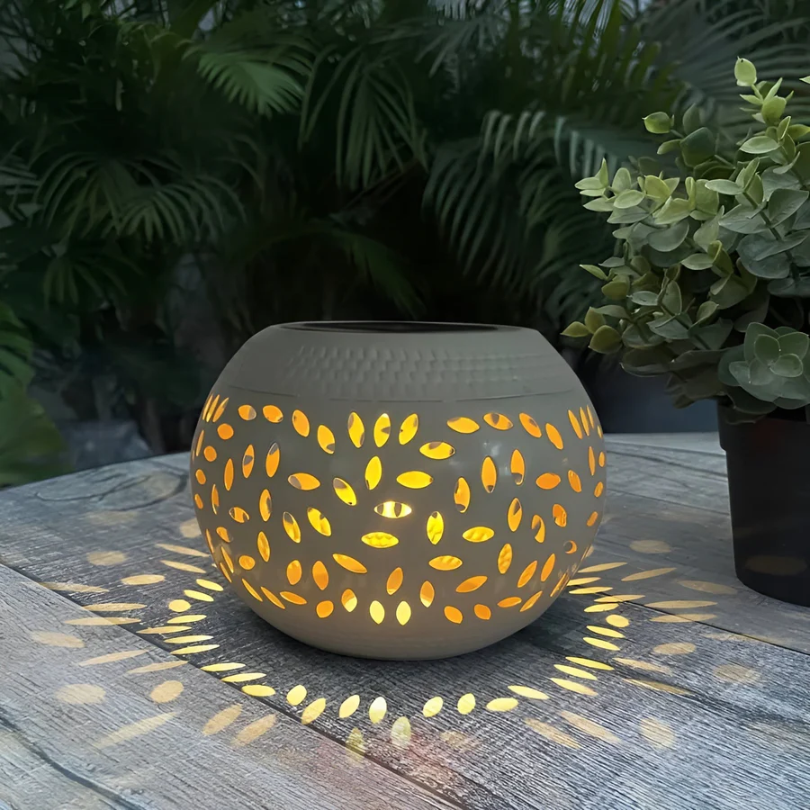 Solárna záhradná lampa so svetelným efektom