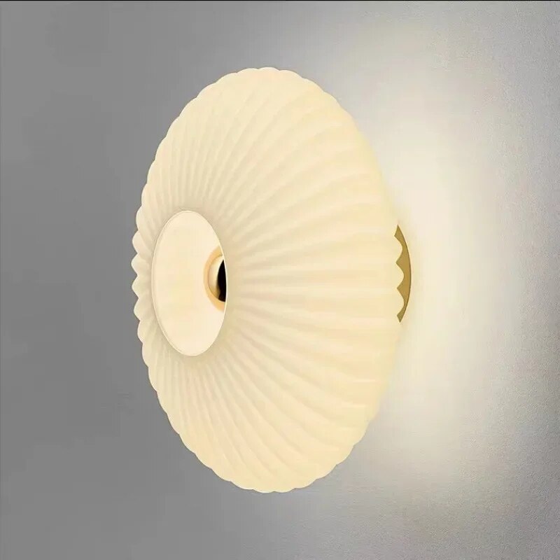 Wandleuchte aus gewelltem Glas – Eleganz und sanftes Licht 