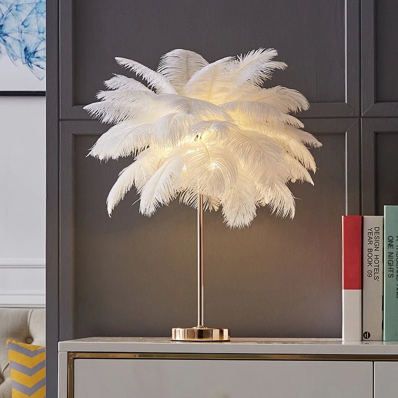 Lampa stołowa z złotymi piórami w stylu Art Deco – luksusowa i oryginalna dekoracja 